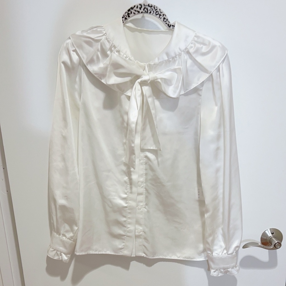 Blanc&Eclare Elegant White Satin Blouse